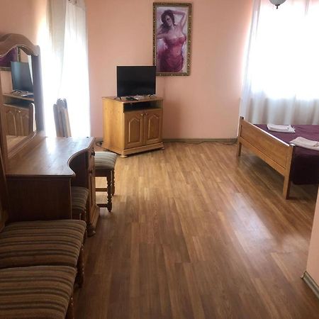 Hotel Nikolet Mukacheve Bagian luar foto