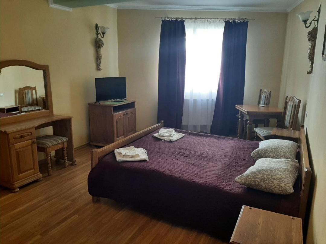 Hotel Nikolet Mukacheve Bagian luar foto