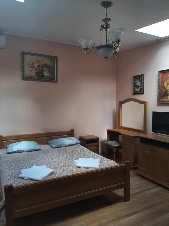 Hotel Nikolet Mukacheve Bagian luar foto
