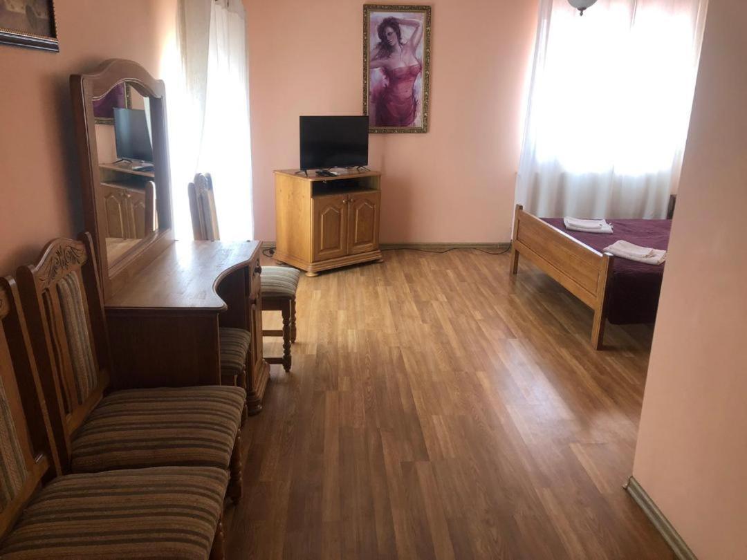 Hotel Nikolet Mukacheve Bagian luar foto