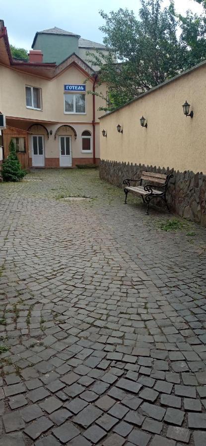 Hotel Nikolet Mukacheve Bagian luar foto