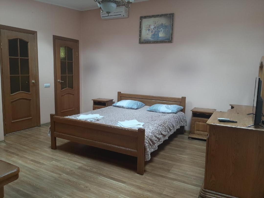 Hotel Nikolet Mukacheve Bagian luar foto