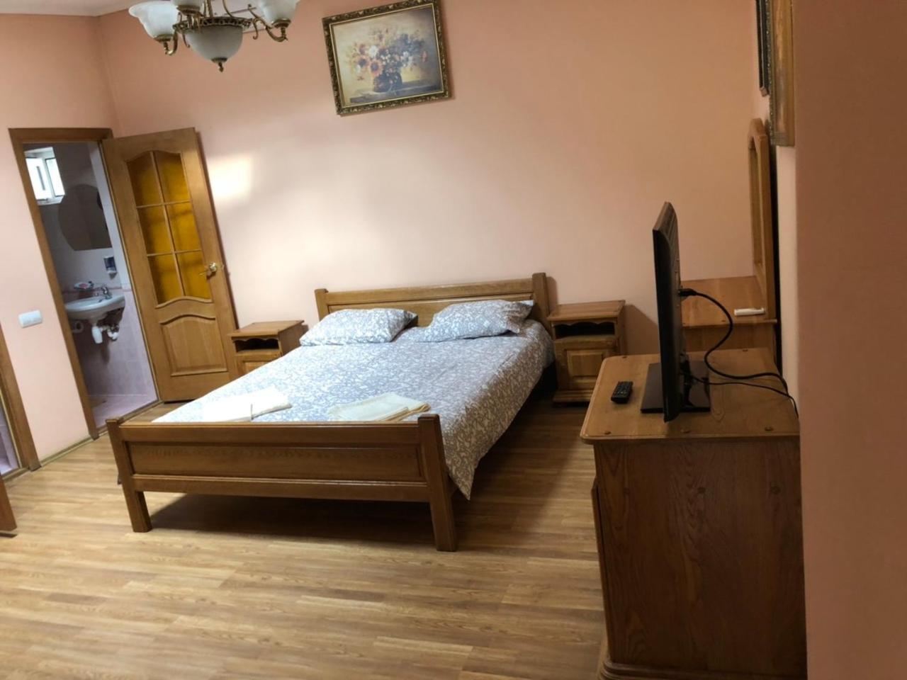 Hotel Nikolet Mukacheve Bagian luar foto